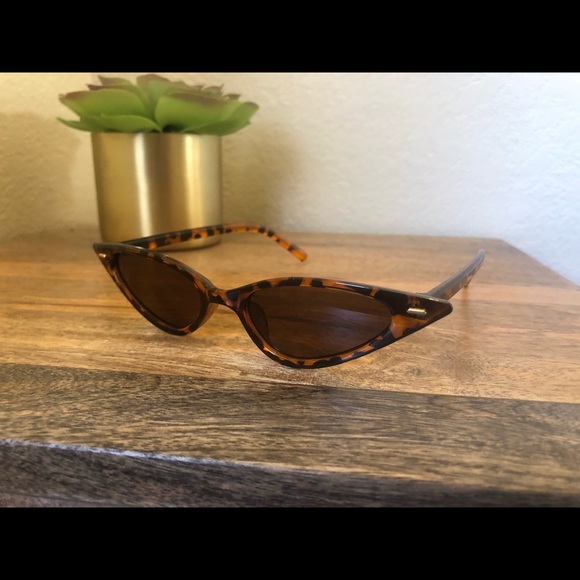 🔥 2/$20 ✨ Vintage Cat Eye Sunglasses - Picture 8 of 8